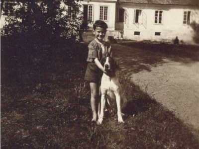 Pan Jeremiasz przed dworem w Rowach, w 1943 r., źródło: https://garwolin.org/archiwa/14167 