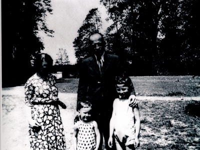 pJeremiasz Rościszewski z bratem Marcinem i rodzicami Pauliną z Kraszewskich Rościszewską i Janem Rościszewskim,  fotografia anonimowa, 1938 r. 