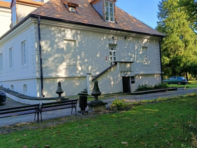 Budynek muzeum z nowym pokryciem dachowym - widok od strony południowej
