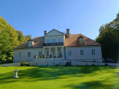 Budynek muzeum z nowym pokryciem dachowym