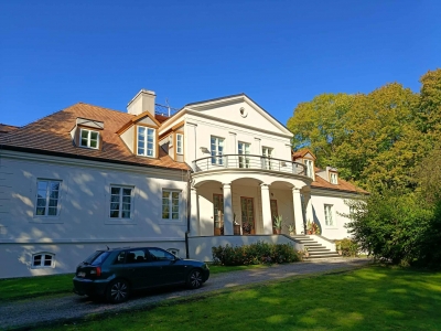 Budynek muzeum z nowym pokryciem dachowym - widok od parku